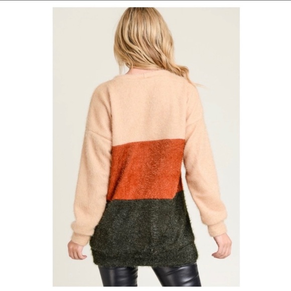 🆕🔥Multicolor Contrast Top with Round Neckline - Picture 5 of 6